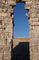 Blick durch die Rückwand des Theaters von Acinipo auf die Sitzreihen