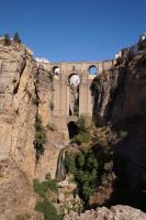 Die neue Brücke (18. Jhdt.) mit Wasserfall des Guadalevín (< Wadi al-Laban, Milchfluss)