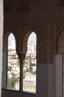 Durch die Fenster des Meschuar (Mexuar, Alhambra) der Albaicín mit der Kirche San Nicolás