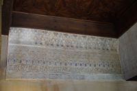 polychromer Stuck im Mexuar. Die Inschrift: wa la ghalibu ila Allah - es gibt keinen Sieger außer Gott, das nasridische Familienmotto