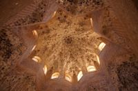 Deckengewölbe in der Sala de Abencerrajes (Saal der Banu Sarradsch; so benannt nach den Rostflecken im Brunnen, die als Blutflecken der ermordeten Adelsdynastie der Banu Sarradsch interpretiert wurden).