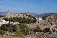 Die Alcazaba von Antequera, der Peñón de los Amantes und rechts die Einsiedelei der Hl. Jungfrau in froher Erwartung, eingerichtet in einem mittelalterlichen Stadttor