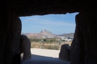 Blick aus dem Dolmen de la Menga (der Dolmen der leprösen Bettlerin) auf den Peñón de los Amantes/Indio de Antequera