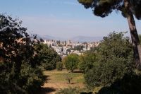 Blick auf den Albaicín mit (von links nach rechts) San Nicolás, Moschee, San Cristobal, Nuestro Salvador, Im Hintergrund SIerra Elvira und Moclín
