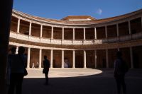 Der Innenhof des Palasts Karls V., niemals fertiggestellt, von diesem nie gesehen