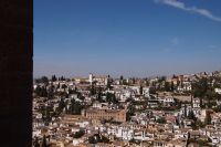 Albaicin mit den Kirchen San Nicolás (weiß), Nuestro Salvador (ocker) und der Mosche (weiß, rechts neben San Nicolás)