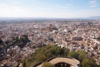 Granada mit der Plaza Nueva (erkennbar an den frei zu sehenden Fassaden) und der Kathedrale