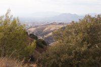 Blick auf Granadas Stadtmauer und San Miguel Alto. Im Hintergrund Sierra Elvira