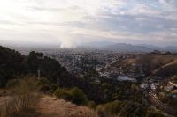 BLick auf Silla del Moro (links), Sacromonte (rechts) und Albaicín, dahinter die Vega de Granada