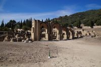 Parade- und Exerzierplatz der kalifalen Truppen - über dem großen zentralen Bogen (es wurden nicht alle Bögen wiederinstandgesetzt) war nach Beschreibungen die Loge des die Parade abnehmenden Kalifen oder Großwesirs