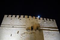 Der Mond über den Zinnen der Festung Torre de la Calahorra