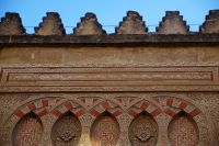 Über den Bögen eine arabische Inschrift - rasm - das heißt, ohne diakritische Punkte (= nicht nur nicht vokalisiert, sondern auch ohne Unterscheidung der Konsonanten)