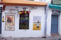 Gekachelte Werbung für das Restaurant und seinen Wein sowie einen längst vergangenen Stierkampf