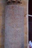 Ein alter römischer Meilenstein mit etwa 1900 Jahre alten und etwa 500 Jahre alten Inschriften (Mezquita Catedral)