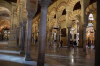 Bögen in der Mezquita-Kathedral, wenn man auf Basen und Kapitelle achtet, sieht man, dass einige unternauert, andere im Boden versunken sind, um die unterschiedlichen Säulenlängen auszugleichen