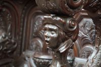 Die Köpfe, die als Stütze der Armlehnen im Chorgestühl (Nussbaum) dienen, sind alle individuell gestaltet