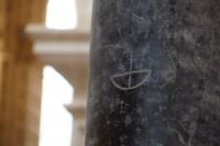 Im jüngsten Teil der Moschee findet man arabische Namen und Symbole in den Säulen. Das Boot wird als das Symbol eines christlichen Steinmetzes mitv Namen Pedro gedeutet. 