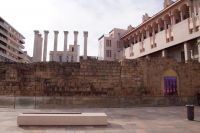 Römischer Tempel, Córdoba, rechts das Rathaus