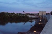 Guadalquivir, Puente Romano und Torre de la Calahorra bei Sonnenuntergang