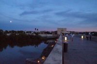 Puente Romano und Torre de la Calahorra im mondbeschienen in der Abenddämmerung