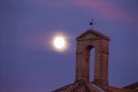 Der Mond über der Heilig-Christ-Kirche in Córdoba
