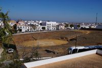 Amphitheater Carmona. Die hellen Markierungen versuchen die Bühnentechnik nachzuempfinden