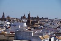 Carmona La Giraldilla (ein der Giralda nachempfundener Kirchturm, der zinnenbewehrte Alcázar de la Puerta de Sevilla und der Alcázar del Rey Don Pedro (ganz hinten)
