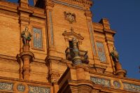 Schildknappen der mittelalterlichen Königreiche Aragón und Navarra am Turm der Plaza de España