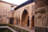 Während die meisten Gebäudeteile der Reales Alcázares zwar maurisch anmuten, aber christlich sind (14. Jhdt.), stammt dieser Teil hier aus dem 11. jhdt. 