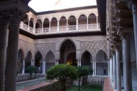 14. und 16. Jhdt. Der begrünte Mudéjar-Patio ist Teil des Palastes Peters des Grausamen, die Renaissance-Galerie wurde im 16. Jhdt. aufgesetzt