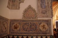 Zwischen den Symbolen der kastilisch-leonesischen Dynastie arabische Inschriften