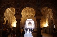 Reales Alcázares: Blick durch den Botschaftersaal in den Patio