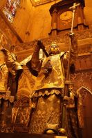 Kolumbusgrab: Der León symbolisierende Sargträger spießt den Granatapfel auf, hat aber auch Granatäpfel und Jakobsmuscheln im Untergewand