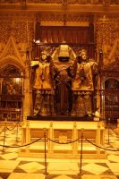 Kolumbusgrab mit den die spanischen Reiche repäsentierenden Schildknappen als Sargträger: Vorne Castilla und León