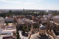 Blick auf die Reales Alcázares und ihre Gärten, die Plaza de España und Parque María Luisa, am rechten Bildrand das Indienarchiv