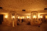 Die Krypta der Kathedrale von Cádiz liegt - wenigstens bei Flut - unter dem Meeresspiegel, bei Wellengang kann man das Meer hören. Die Luft ist drückend. 