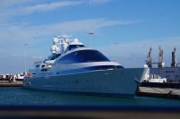 Luxusyacht im Hafen von Cádiz