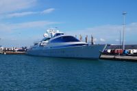 Die Yacht trägt den Red Ensign (Union Jack auf rotem Grund), formal gehört sie also einem Briten 