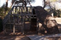 Gerippe einer choza (Hütte) in einer musealisierten Köhlersiedlung im Coto de Doñana