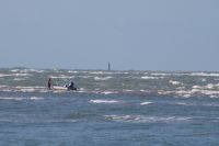 Sanlúcar de Barrameda soll so heißen wegen einer Sandbank, welche wie eine Schranke (barrera) mitten (media) in der Mündung des Guadalquivir liegt (barrera media > barrameda) Vielleicht steht der Muschelsammler neben dem Boot genau auf dieser Sandbank?