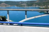 entlang eines Stausees