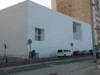 eine Oberschule ganz in weiss