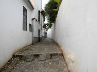 wieder hinunter durch enge Gassen