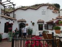 geschmückte Höhlenwohnung