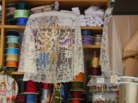 Stickereien und Borten