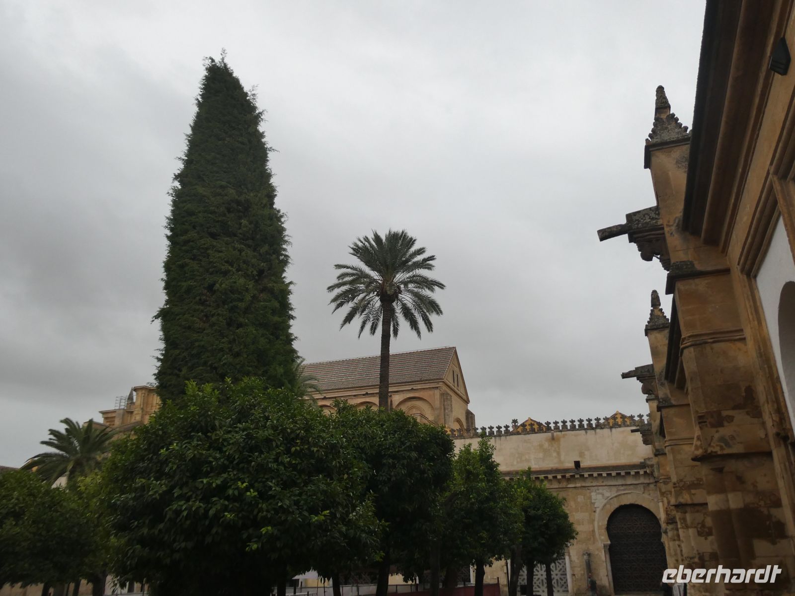im Hof der Moschee bei Regenwetter