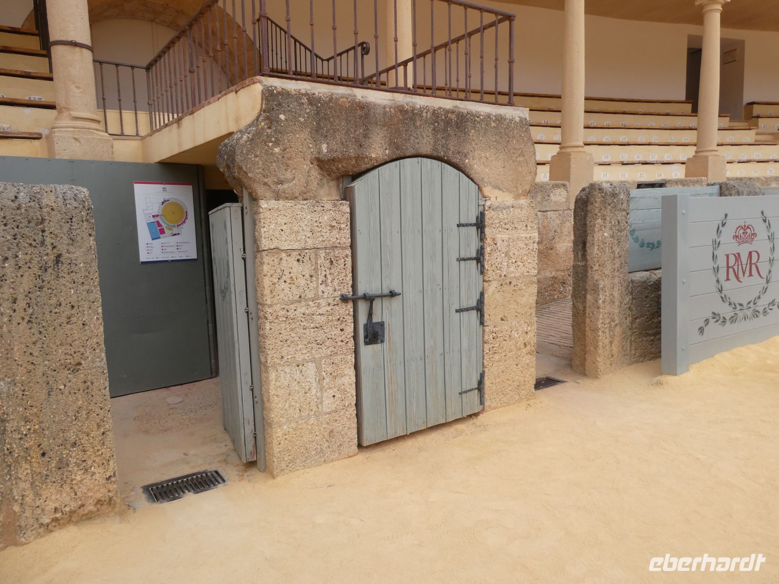 durch dieses Tor kommt der Stier