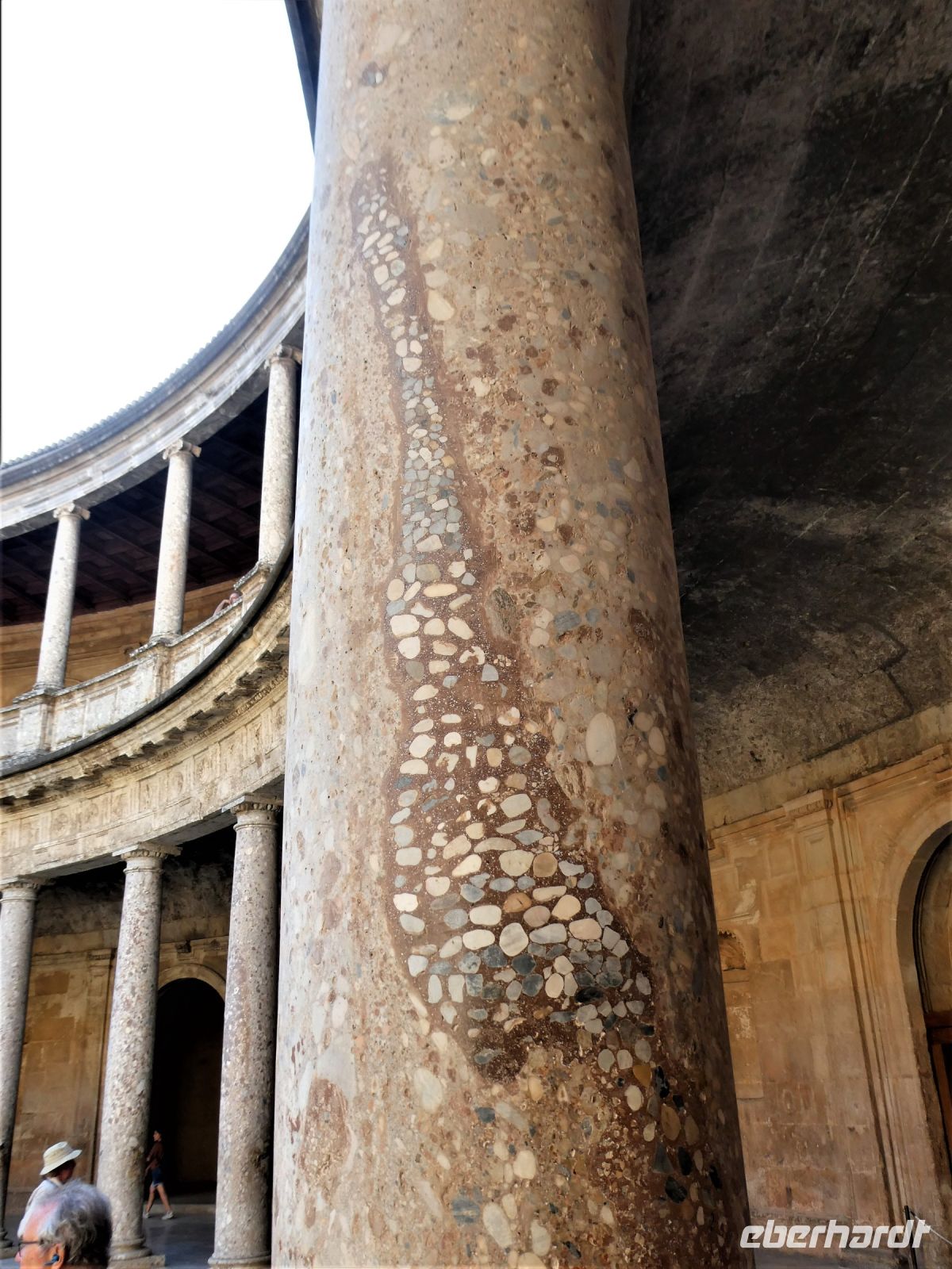 Konglomeratgestein als Säule