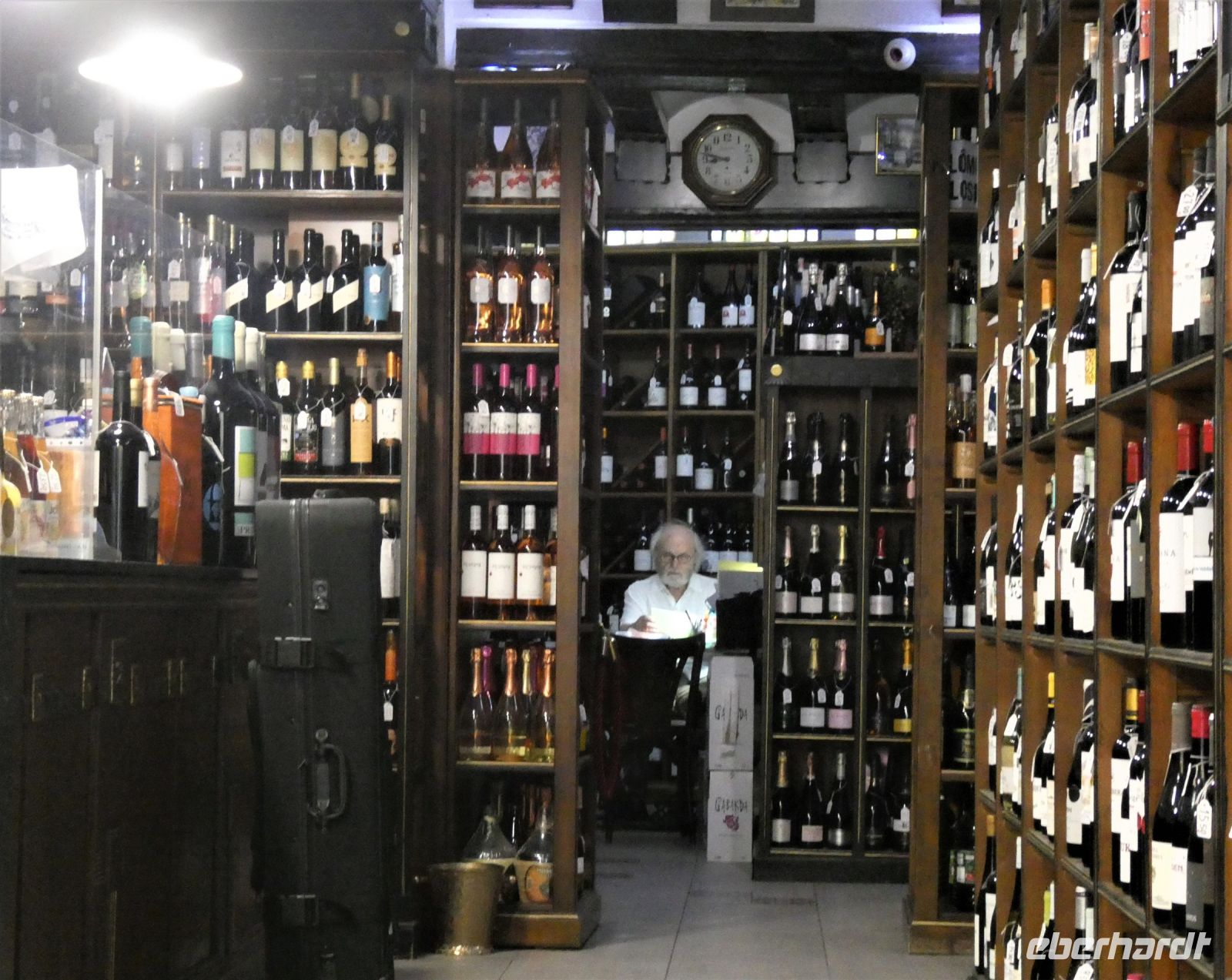 Weinhändler inmitten seines bekannten Geschäftes