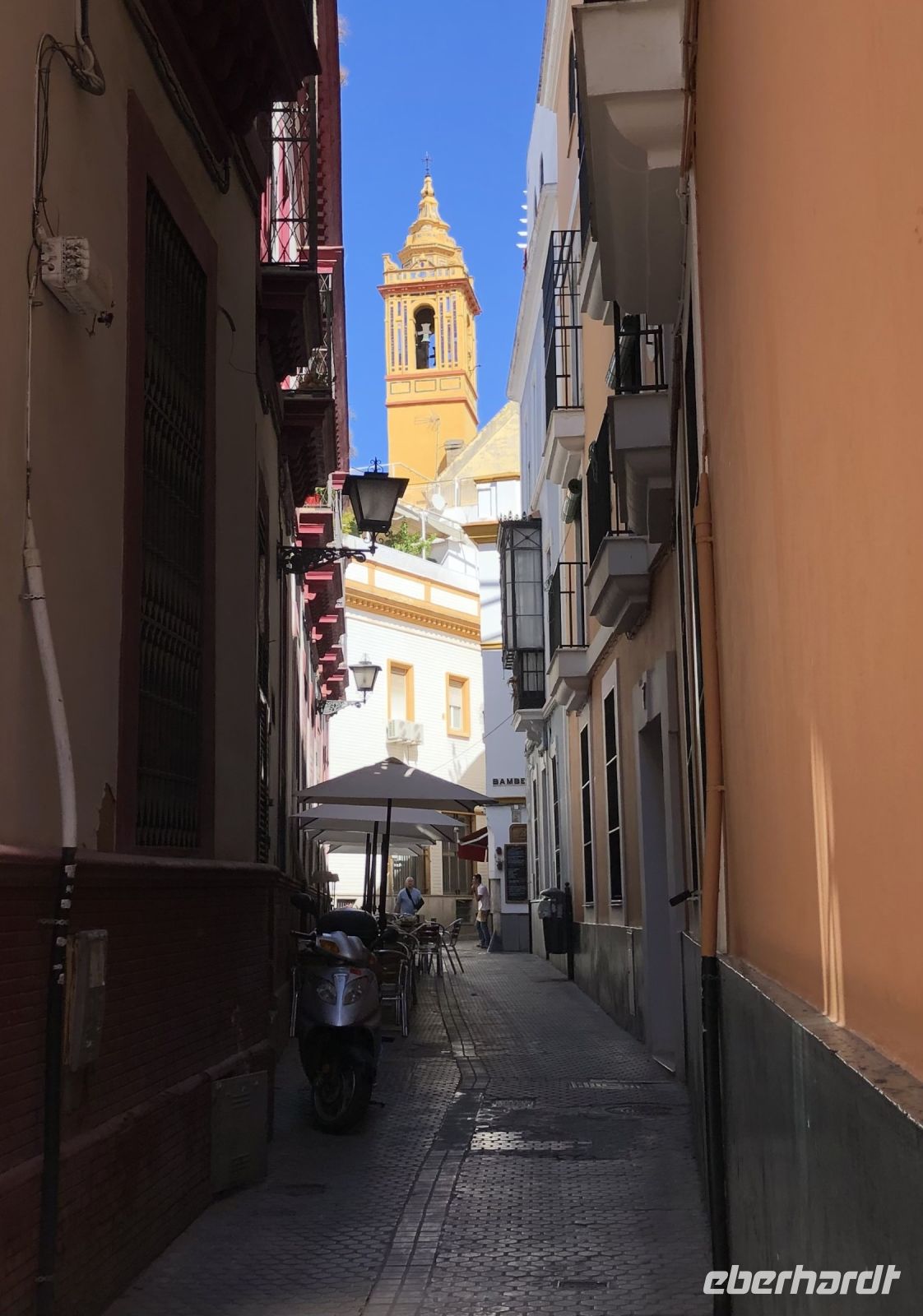 durch die engen Gassen in Sevilla